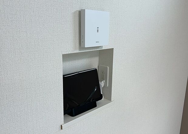 【TVモニター付きインターホン】TVモニター付きインターホンは、来訪者の顔を確認できるだけでなく、音声でやり取りすることもできるため、セキュリティ面で安心できる設備です。モニター画面が大きく見やすいもの、夜間でも来訪者をしっかりと確認できるものなど、機能性を重視したいところです。