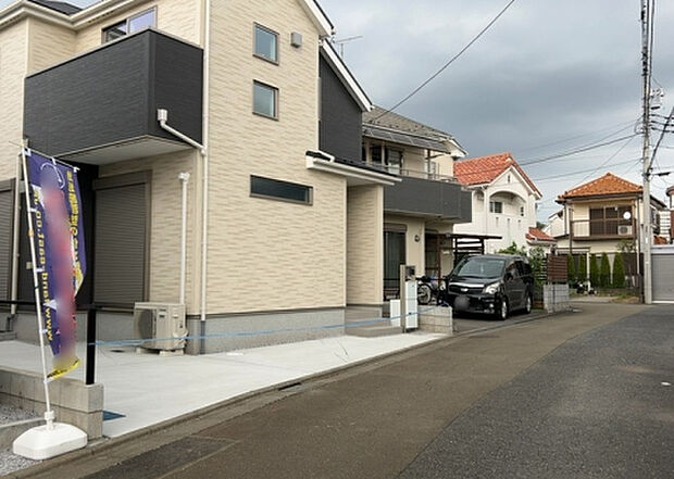 【前面道路含む現地写真_2】お持ちの車種によっては前面道路が広い方が便利でしょう。しかし、前面道路が広ければその分交通量が多くなるため、騒音などが気になる場合があります。実際に現地を見学し、周辺交通量や騒音などを確認しましょう!