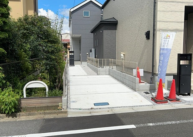 【前面道路含む現地写真_2】お持ちの車種によっては前面道路が広い方が便利でしょう。しかし、前面道路が広ければその分交通量が多くなるため、騒音などが気になる場合があります。実際に現地を見学し、周辺交通量や騒音などを確認しましょう!