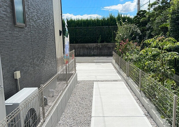 【駐車場】駐車場と明記されていても、最小スペースでつくられた駐車場だと大型車は駐車できなかったり、出入りしにくくなったりする可能性があります。お車のサイズと購入したい物件の駐車場のサイズを現地で確認しましょう。