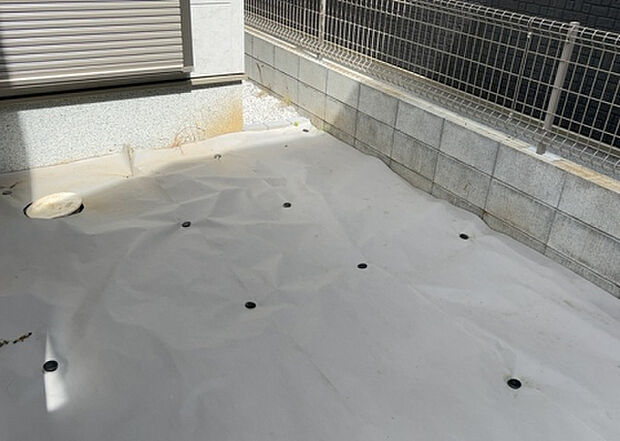 【庭】庭があることでガーデニングや家庭菜園はもちろん、こどもの遊び場やペットを放して遊ぶことができます。また、家の周囲に余裕があるということです。隣地との間があれば、十分な日当たりと、風通しが確保できます。
