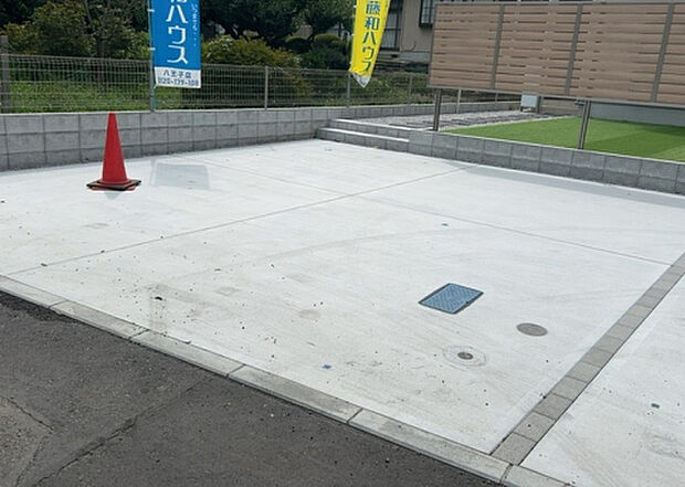 【駐車場】駐車場と明記されていても、最小スペースでつくられた駐車場だと大型車は駐車できなかったり、出入りしにくくなったりする可能性があります。お車のサイズと購入したい物件の駐車場のサイズを現地で確認しましょう。