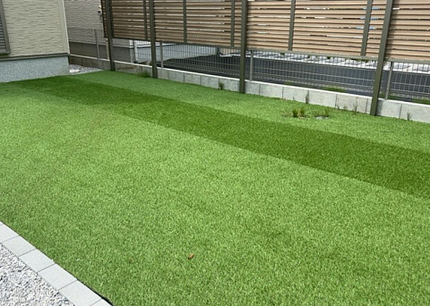 【庭】庭があることでガーデニングや家庭菜園はもちろん、こどもの遊び場やペットを放して遊ぶことができます。また、家の周囲に余裕があるということです。隣地との間があれば、十分な日当たりと、風通しが確保できます。