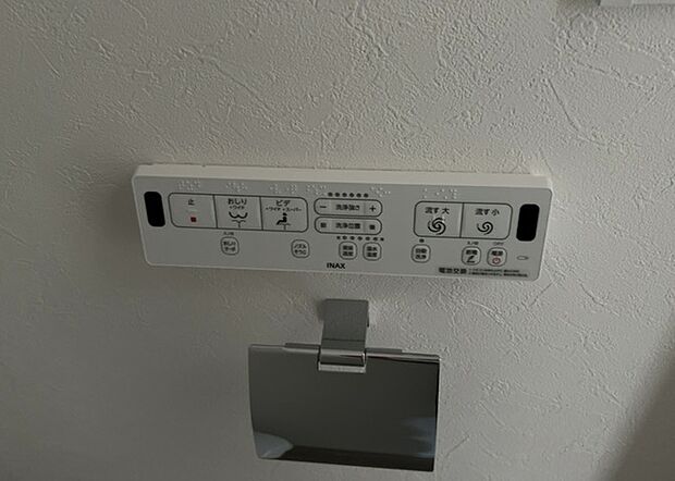 【ウォシュレット(リモコン)】ウォシュレットは、衛生面だけでなく、快適性も向上させる便利な設備です。洗浄機能の種類や水温調節機能など、様々な機能が付いたものが多くあります。リモコンも、操作が簡単で、使いやすいものを選びましょう。