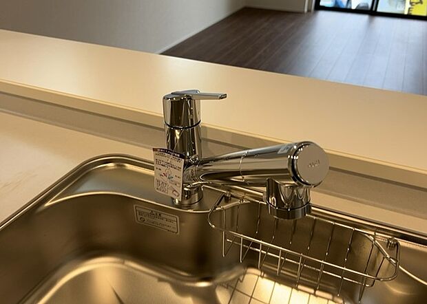【キッチン水栓】キッチン水栓は、毎日必ず使うものだからこそ、使いやすさが重要です。シャワーヘッドの切り替えがスムーズか、吐水量が調節できるか、水しぶきが飛び散りにくい構造か、浄水機能が付いているかなど、日々の家事を快適にするための機能が数多くあります。また、デザインも多種多様なので、キッチン全体の雰囲気に合わせたものを選ぶことができます。