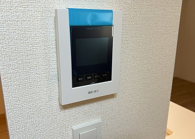 【TVモニター付きインターホン】TVモニター付きインターホンは、来訪者の顔を確認できるだけでなく、音声でやり取りすることもできるため、セキュリティ面で安心できる設備です。モニター画面が大きく見やすいもの、夜間でも来訪者をしっかりと確認できるものなど、機能性を重視したいところです。