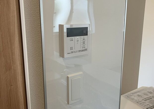 【給湯器リモコン】給湯器リモコンは、お風呂の温度設定やタイマー設定など、お風呂を快適に楽しむために欠かせないものです。液晶画面が大きく見やすいもの、操作ボタンが分かりやすいものなど、使いやすさが重要です。また、エコ機能が付いているものなら、光熱費の節約にもつながります。