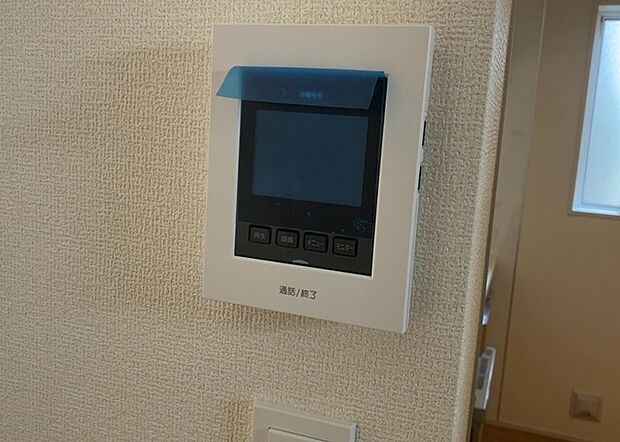 【ＴＶモニター付きインターホン】TVモニター付きインターホンは、来訪者の顔を確認できるだけでなく、音声でやり取りすることもできるため、セキュリティ面で安心できる設備です。モニター画面が大きく見やすいもの、夜間でも来訪者をしっかりと確認できるものなど、機能性を重視したいところです。