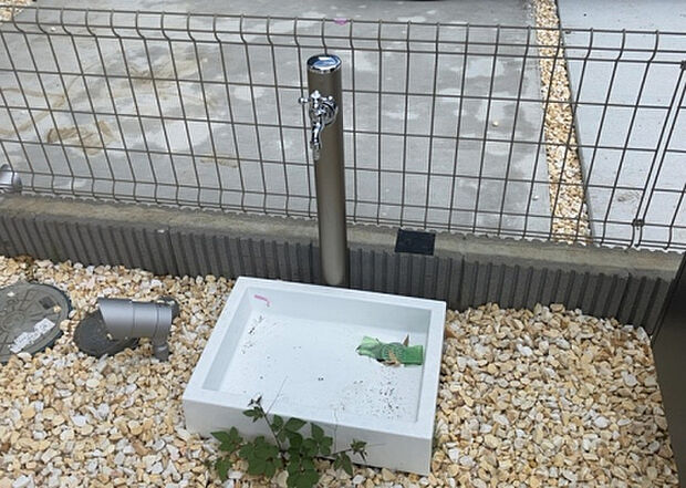 【その他設備】敷地内には、散水栓や立水栓があります。水道水を直接利用できるため、水を運ぶ手間を省くことが出来ます。大量の水を必要とする洗車作業や清掃などに役立ちます。その他設備とあわせて、現地でご確認ください。