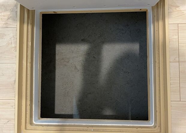 【キッチン床下収納】キッチン床下収納は、調理器具や食器などをスッキリと収納できる便利なスペースです。収納量が多いもの、引き出しがスムーズに開閉するものなど、使い勝手の良いものを選ぶことが大切です。また、湿気がこもりやすい場所なので、通気性の良いものを選ぶこともおすすめです。