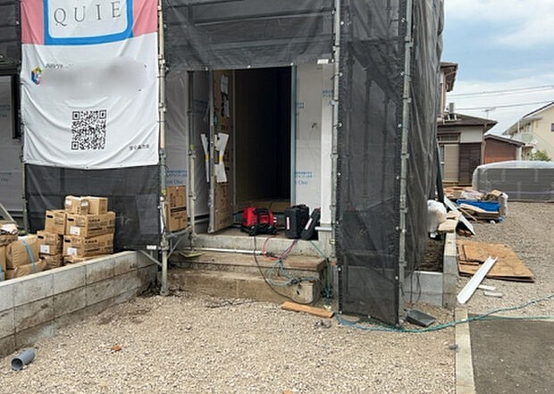 【玄関_2】玄関は、狭すぎると複数人で使いにくく、広すぎても無駄な空間になりがちです。最低2畳を目安にして、家の広さとの兼ね合いや家族の人数を考慮して決めるとよいでしょう。現地を見学して快適な玄関を選びましょう!