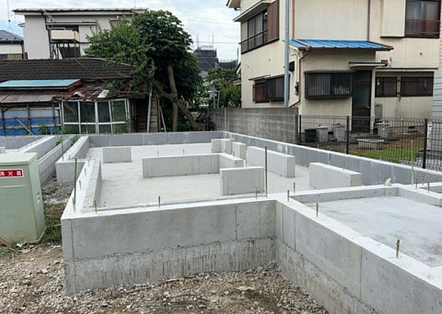 【構造・工法・仕様_2】ベタ基礎とは、柱の位置に関係なく全体に基礎がある事を指し、面積が大きい分建物の重さを全体に分散できます。また、地面からの湿気や害虫を遮断でき、木造住宅で心配されるシロアリ被害を防ぐ効果も期待できます。