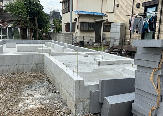 【玄関】玄関は家の顔でもあり、家族以外の目にも止まる場所です。玄関は外との間を仕切る扉、靴などをしまっておく収納スペース、靴脱ぎのたたきスペース、来客とのやり取りをするドアホンなど複数のアイテムからなります。