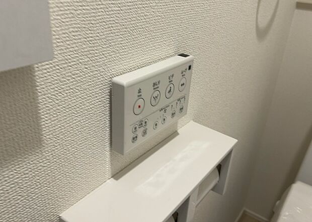 【ウォシュレット（リモコン）】ウォシュレットは、衛生面だけでなく、快適性も向上させる便利な設備です。洗浄機能の種類や水温調節機能など、様々な機能が付いたものが多くあります。リモコンも、操作が簡単で、使いやすいものを選びましょう。