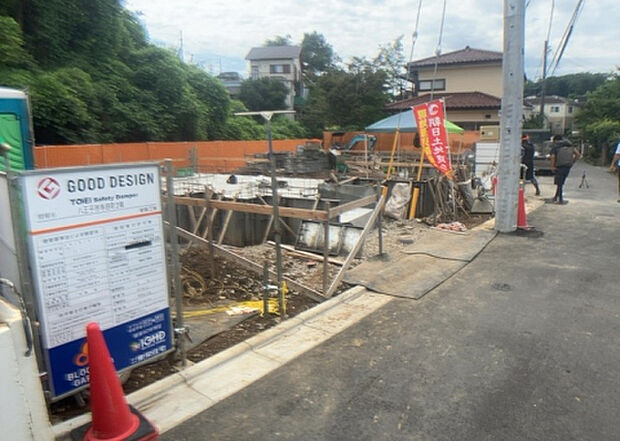 【前面道路含む現地写真_2】前面道路の幅員や歩道の有無、近隣の建物との距離感などは、実際の生活の利便性や安全性に大きく影響します。複数のアングルから前面道路の状況を確認することで、より具体的に生活イメージを描けます。
