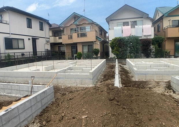 【庭_2】庭のある家に住むことのメリットとして、子どもたちの遊び場を確保できること、ガーデニングや家庭菜園を楽しめること、明るさを確保できることがあります。また、配置を工夫することでプライバシーが確保できます。