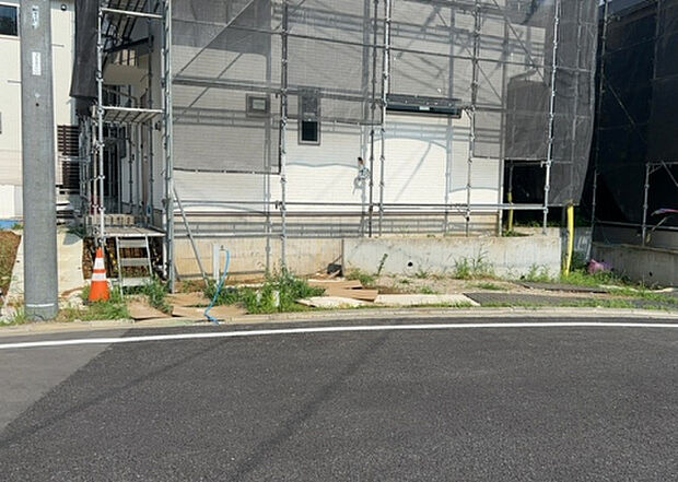 【前面道路含む現地写真_2】前面道路の幅員や歩道の有無、近隣の建物との距離感などは、実際の生活の利便性や安全性に大きく影響します。複数のアングルから前面道路の状況を確認することで、より具体的に生活イメージを描けます。