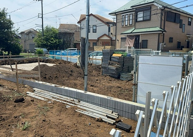 【玄関_2】玄関は、狭すぎると複数人で使いにくく、広すぎても無駄な空間になりがちです。最低2畳を目安にして、家の広さとの兼ね合いや家族の人数を考慮して決めるとよいでしょう。現地を見学して快適な玄関を選びましょう!