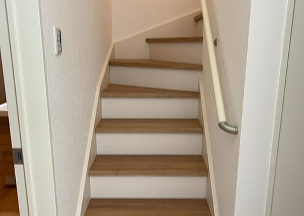 【内装】建物の上下階の通路である階段は、その位置によって動線や室内の印象が大きく左右されます。手摺にも重要な役割があり、転倒の防止・歩行や動作を円滑にして日常生活を支えることを主な目的として設置されています。
