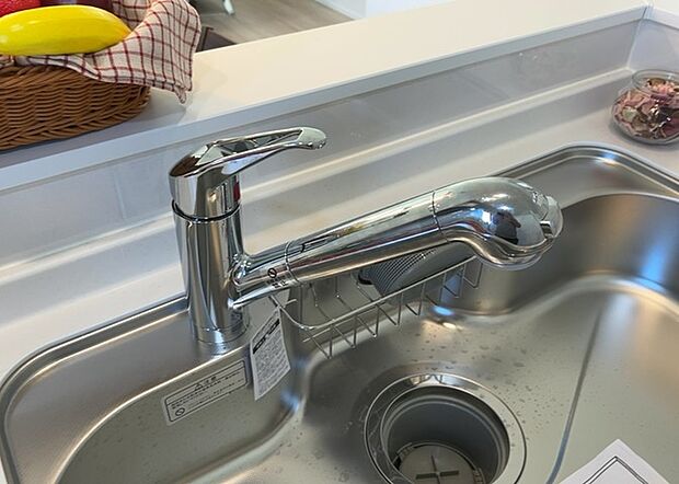 【キッチン水栓】キッチン水栓は、毎日必ず使うものだからこそ、使いやすさが重要です。シャワーヘッドの切り替えがスムーズか、吐水量が調節できるか、水しぶきが飛び散りにくい構造か、浄水機能が付いているかなど、日々の家事を快適にするための機能が数多くあります。また、デザインも多種多様なので、キッチン全体の雰囲気に合わせたものを選ぶことができます。