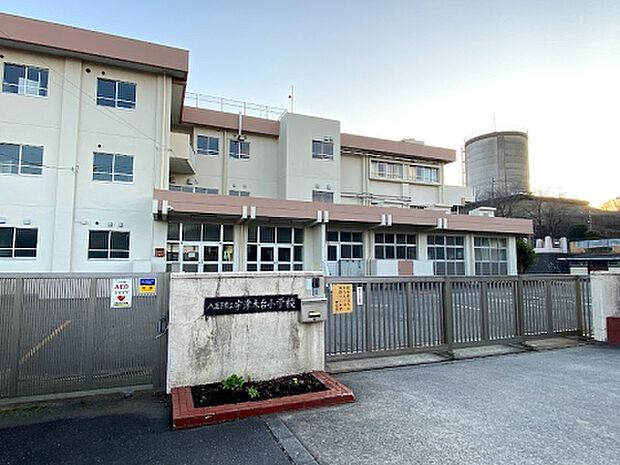 宇津木台小学校(約589m)