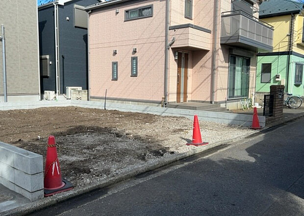 【前面道路含む現地写真_2】お持ちの車種によっては前面道路が広い方が便利でしょう。しかし、前面道路が広ければその分交通量が多くなるため、騒音などが気になる場合があります。実際に現地を見学し、周辺交通量や騒音などを確認しましょう!