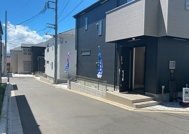 【前面道路含む現地写真_2】お持ちの車種によっては前面道路が広い方が便利でしょう。しかし、前面道路が広ければその分交通量が多くなるため、騒音などが気になる場合があります。実際に現地を見学し、周辺交通量や騒音などを確認しましょう!