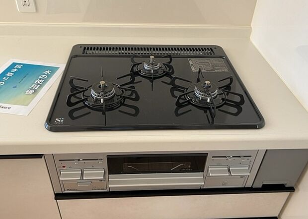 【キッチンコンロ】キッチンコンロは、料理の質を大きく左右する重要な設備です。火力調整のしやすさ、グリル機能の有無、安全装置の充実度など、選ぶポイントがたくさんあります。特に、IHクッキングヒーターは、お手入れのしやすさや安全性が高く、近年人気が高まっています。
