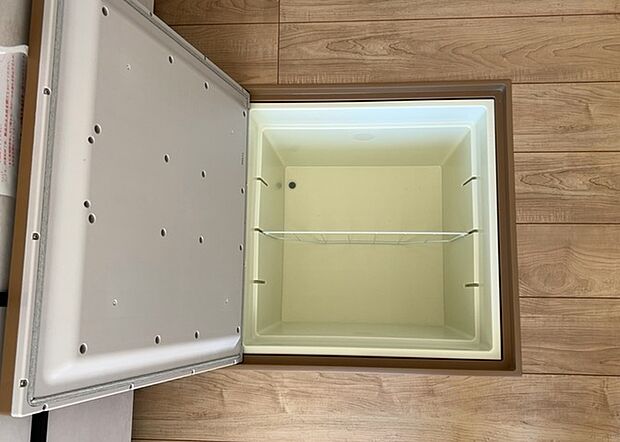 【キッチン床下収納】キッチン床下収納は、調理器具や食器などをスッキリと収納できる便利なスペースです。収納量が多いもの、引き出しがスムーズに開閉するものなど、使い勝手の良いものを選ぶことが大切です。また、湿気がこもりやすい場所なので、通気性の良いものを選ぶこともおすすめです。