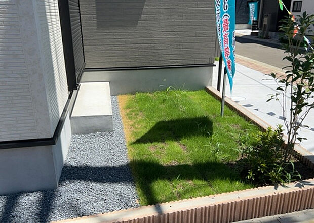 【庭】庭があることでガーデニングや家庭菜園はもちろん、こどもの遊び場やペットを放して遊ぶことができます。また、家の周囲に余裕があるということです。隣地との間があれば、十分な日当たりと、風通しが確保できます。