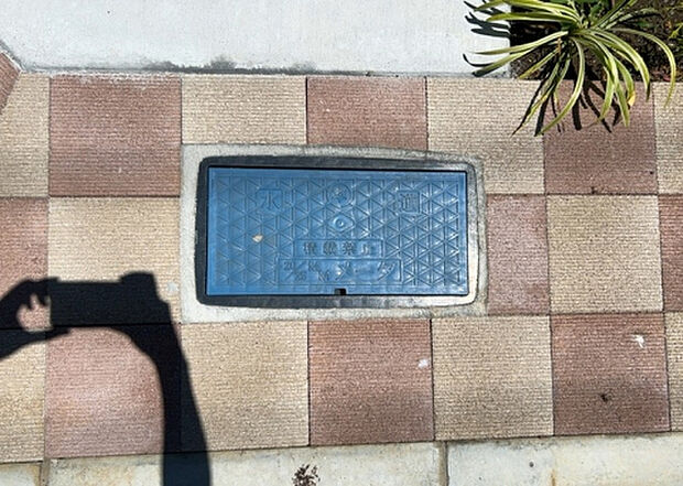 【その他設備】敷地内には、散水栓や立水栓があります。水道水を直接利用できるため、水を運ぶ手間を省くことが出来ます。大量の水を必要とする洗車作業や清掃などに役立ちます。その他設備とあわせて、現地でご確認ください。