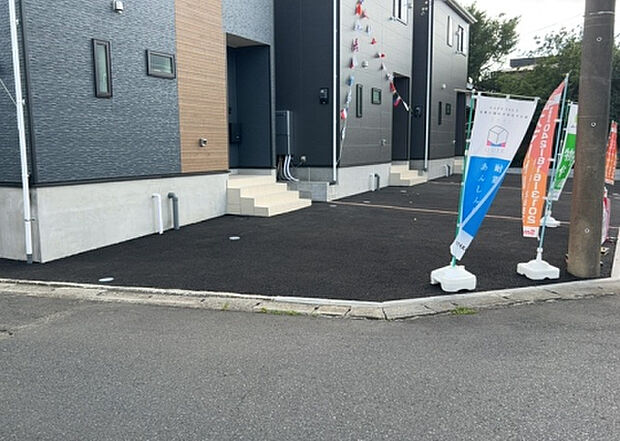 【駐車場】駐車場と明記されていても、最小スペースでつくられた駐車場だと大型車は駐車できなかったり、出入りしにくくなったりする可能性があります。お車のサイズと購入したい物件の駐車場のサイズを現地で確認しましょう。