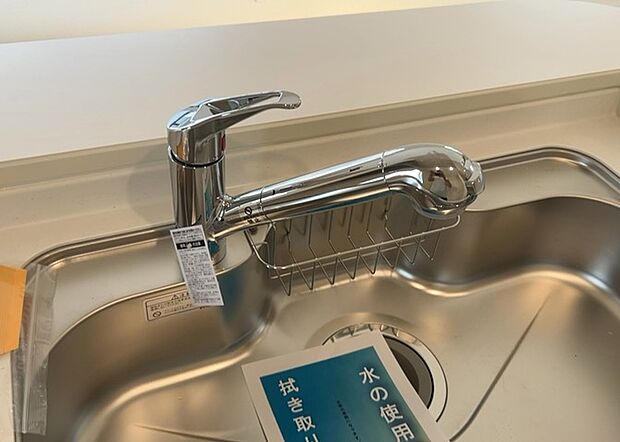 【キッチン水栓】キッチン水栓は、毎日必ず使うものだからこそ、使いやすさが重要です。シャワーヘッドの切り替えがスムーズか、吐水量が調節できるか、水しぶきが飛び散りにくい構造か、浄水機能が付いているかなど、日々の家事を快適にするための機能が数多くあります。また、デザインも多種多様なので、キッチン全体の雰囲気に合わせたものを選ぶことができます。