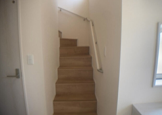 【内装】建物の上下階の通路である階段は、その位置によって動線や室内の印象が大きく左右されます。手摺にも重要な役割があり、転倒の防止・歩行や動作を円滑にして日常生活を支えることを主な目的として設置されています。
