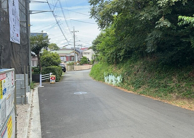 【物件からの展望_2】眺望を気にして物件を探す場合、前面に建物が建っていないか現地で確認しましょう!前面に建物があると景色はもちろん、日当たりや風通しにも影響が出てきます。住んだ時のことを想像しながら現地見学をしましょう。