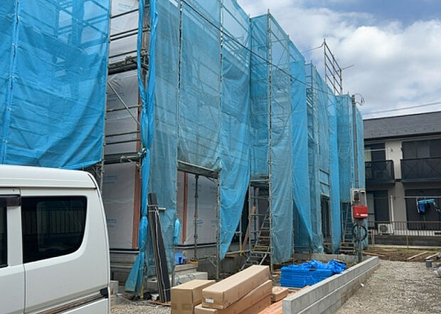 【外観_3】現地に行くなら、物件の周囲の地形がどうなっているかを見ることも大切です。周辺より低くなっている土地では、大雨などで水が集まりやすいため、地盤が弱くなっているということも考えられるため、注意が必要です。