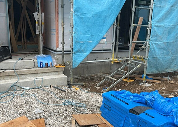 【構造・工法・仕様_2】ベタ基礎とは、柱の位置に関係なく全体に基礎がある事を指し、面積が大きい分建物の重さを全体に分散できます。また、地面からの湿気や害虫を遮断でき、木造住宅で心配されるシロアリ被害を防ぐ効果も期待できます。