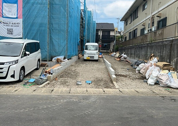 【前面道路含む現地写真_2】前面道路の幅員や歩道の有無、近隣の建物との距離感などは、実際の生活の利便性や安全性に大きく影響します。複数のアングルから前面道路の状況を確認することで、より具体的に生活イメージを描けます。