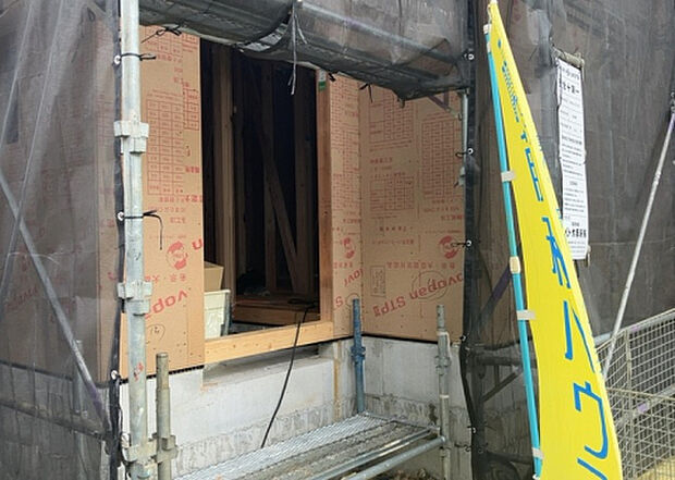 【玄関_2】玄関は、狭すぎると複数人で使いにくく、広すぎても無駄な空間になりがちです。最低2畳を目安にして、家の広さとの兼ね合いや家族の人数を考慮して決めるとよいでしょう。現地を見学して快適な玄関を選びましょう！