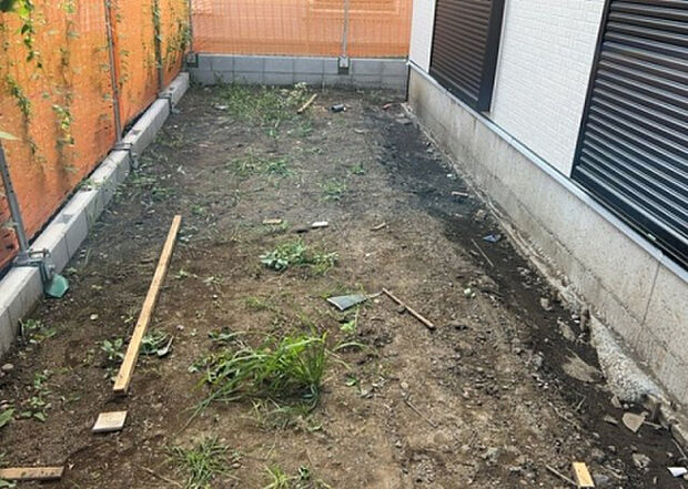 【庭_2】庭のある家に住むことのメリットとして、子どもたちの遊び場を確保できること、ガーデニングや家庭菜園を楽しめること、明るさを確保できることがあります。また、配置を工夫することでプライバシーが確保できます。