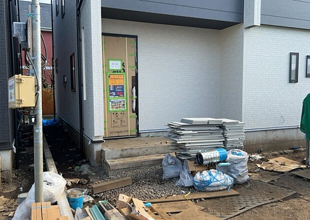 【玄関】玄関は家の顔でもあり、家族以外の目にも止まる場所です。玄関は外との間を仕切る扉、靴などをしまっておく収納スペース、靴脱ぎのたたきスペース、来客とのやり取りをするドアホンなど複数のアイテムからなります。