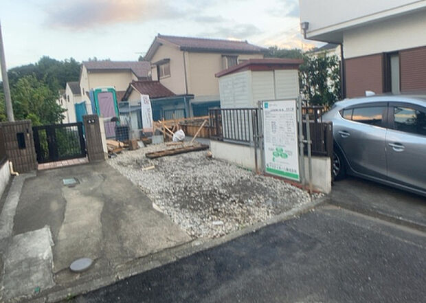 【前面道路含む現地写真_2】お持ちの車種によっては前面道路が広い方が便利でしょう。しかし、前面道路が広ければその分交通量が多くなるため、騒音などが気になる場合があります。実際に現地を見学し、周辺交通量や騒音などを確認しましょう!