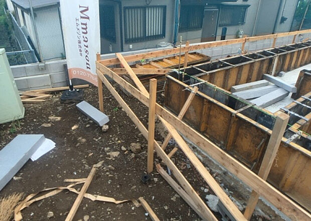 【庭】庭があることでガーデニングや家庭菜園はもちろん、こどもの遊び場やペットを放して遊ぶことができます。また、家の周囲に余裕があるということです。隣地との間があれば、十分な日当たりと、風通しが確保できます。