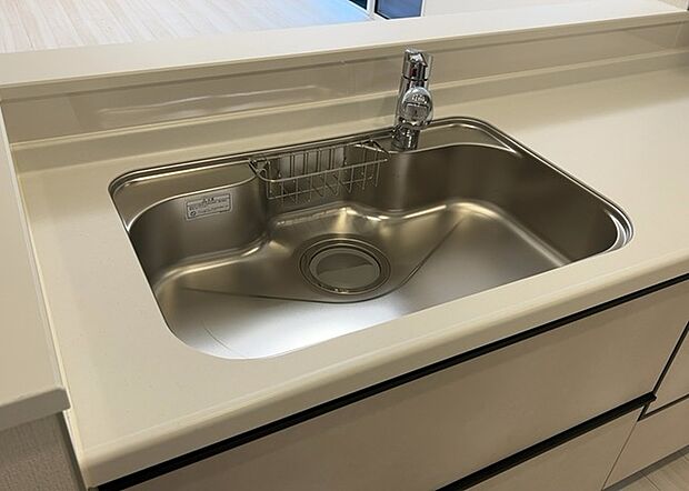 【キッチン水栓】キッチン水栓は、毎日必ず使うものだからこそ、使いやすさが重要です。シャワーヘッドの切り替えがスムーズか、吐水量が調節できるか、水しぶきが飛び散りにくい構造か、浄水機能が付いているかなど、日々の家事を快適にするための機能が数多くあります。また、デザインも多種多様なので、キッチン全体の雰囲気に合わせたものを選ぶことができます。
