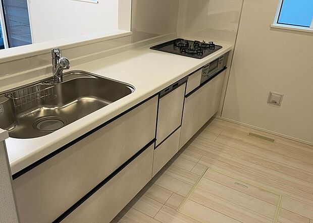 【キッチン床下収納】キッチン床下収納は、調理器具や食器などをスッキリと収納できる便利なスペースです。収納量が多いもの、引き出しがスムーズに開閉するものなど、使い勝手の良いものを選ぶことが大切です。また、湿気がこもりやすい場所なので、通気性の良いものを選ぶこともおすすめです。