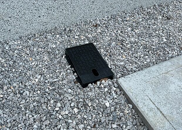【外水栓】外水栓は、庭の水やりや洗車など、様々な用途に使える便利な設備です。ホースがしっかりと接続できるもの、水圧が安定しているものなど、使い勝手の良いものを選びましょう。また、凍結防止機能が付いているものなら、冬場でも安心して使用できます。