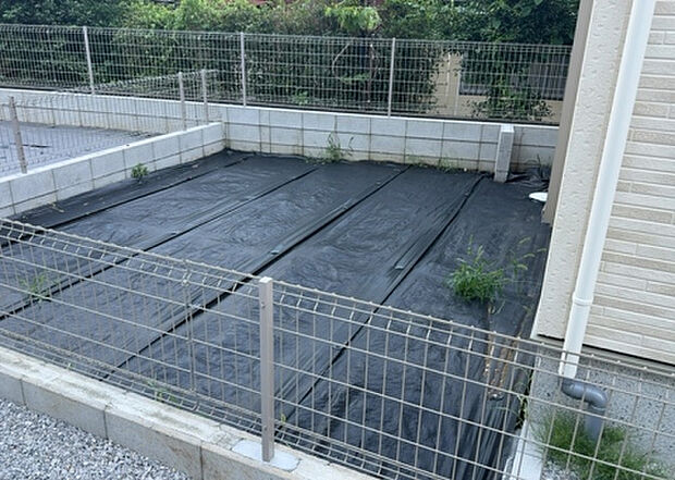 【庭】庭があることでガーデニングや家庭菜園はもちろん、こどもの遊び場やペットを放して遊ぶことができます。また、家の周囲に余裕があるということです。隣地との間があれば、十分な日当たりと、風通しが確保できます。