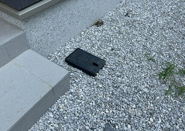 【その他設備】敷地内には、散水栓や立水栓があります。水道水を直接利用できるため、水を運ぶ手間を省くことが出来ます。大量の水を必要とする洗車作業や清掃などに役立ちます。その他設備とあわせて、現地でご確認ください。