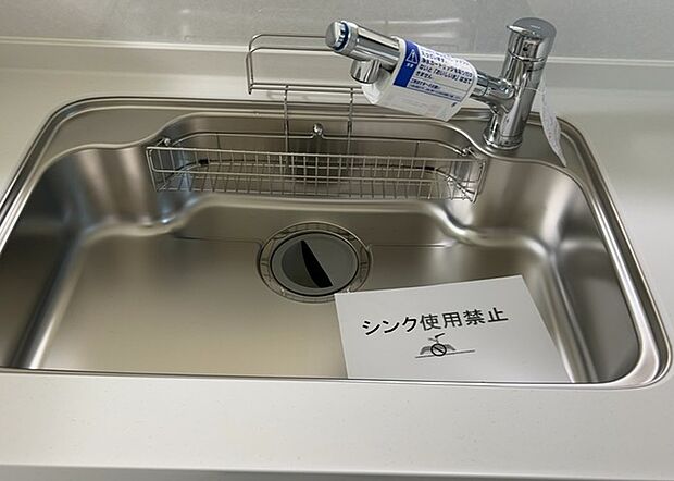 【キッチン水栓】キッチン水栓は、毎日必ず使うものだからこそ、使いやすさが重要です。シャワーヘッドの切り替えがスムーズか、吐水量が調節できるか、水しぶきが飛び散りにくい構造か、浄水機能が付いているかなど、日々の家事を快適にするための機能が数多くあります。また、デザインも多種多様なので、キッチン全体の雰囲気に合わせたものを選ぶことができます。