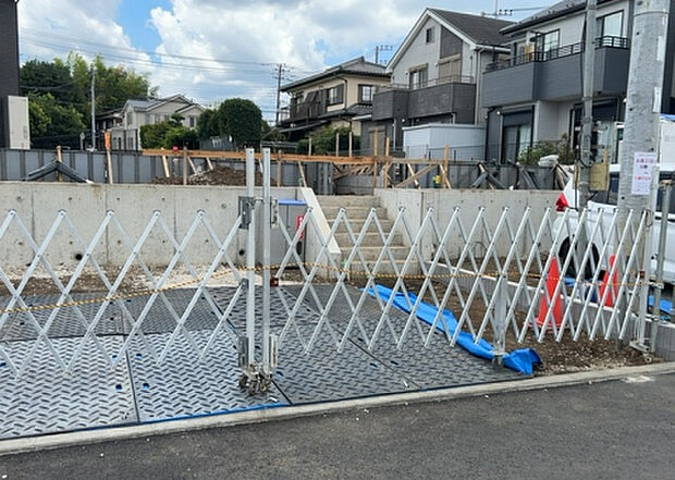 【外観_3】現地に行くなら、物件の周囲の地形がどうなっているかを見ることも大切です。周辺より低くなっている土地では、大雨などで水が集まりやすいため、地盤が弱くなっているということも考えられるため、注意が必要です。
